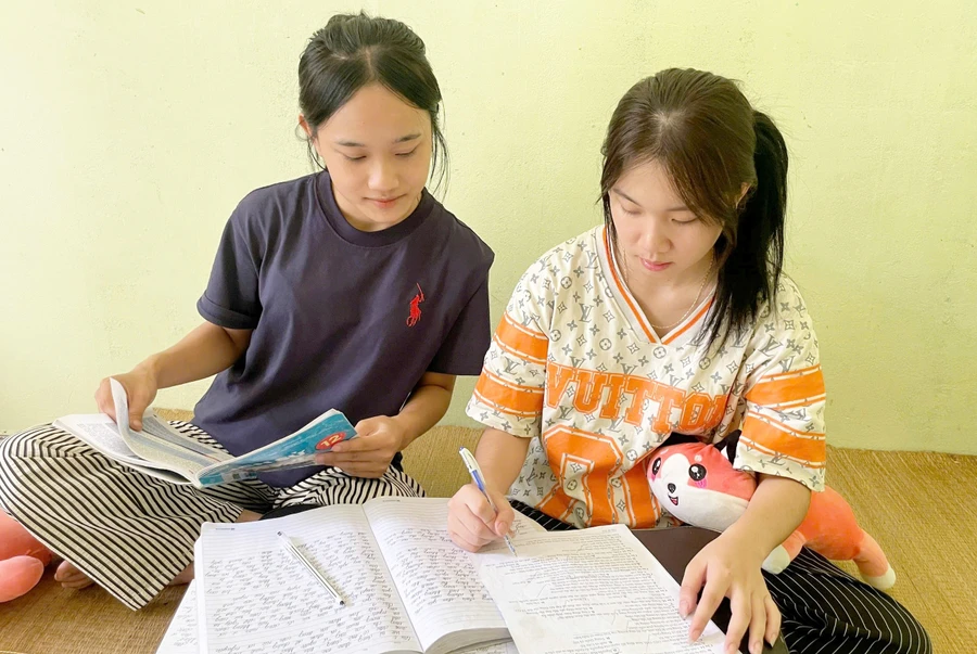 Em Vi Phương Anh (phải) - học sinh lớp 12A2, Trường THPT Quan Sơn (Thanh Hóa) cùng bạn ôn thi ở phòng trọ. Ảnh: Thế Lượng