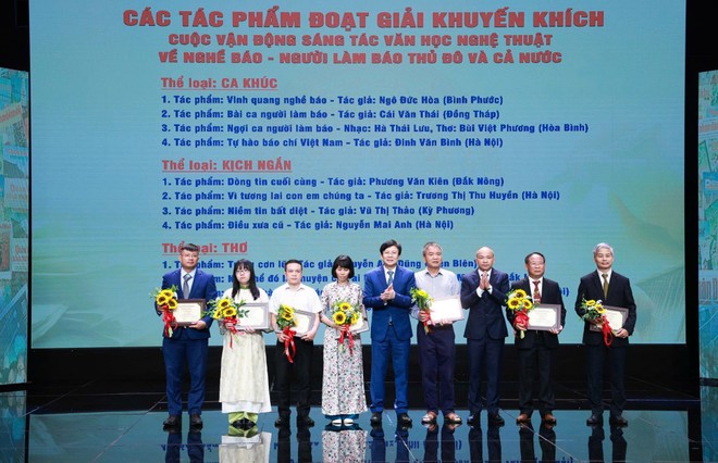 Trao giải Khuyến khích cho các tác giả