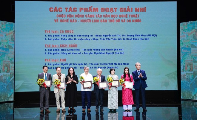 Trao giải Nhì cho các tác giả