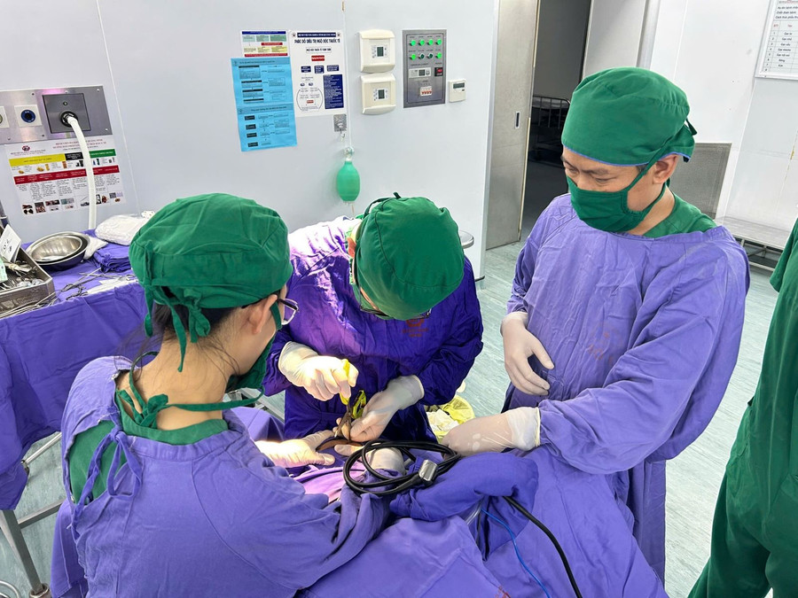 Các bác sĩ thực hiện lấy dị vật và xử trí tổn thương não cho bệnh nhân. Ảnh: BVCC