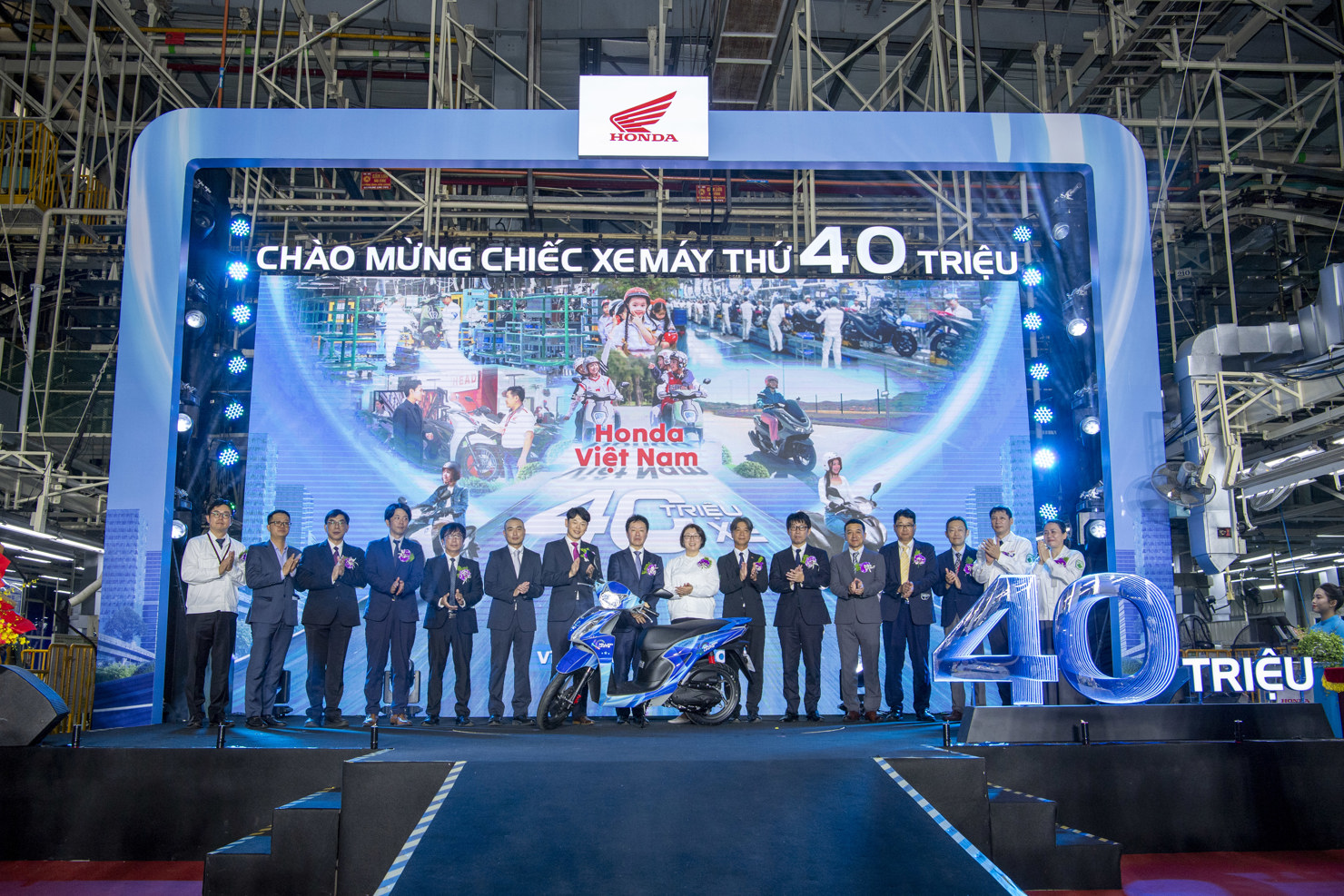 Honda Việt Nam, liên doanh sản xuất xe máy lớn nhất Việt Nam tổ chức Lễ chào mừng chiếc xe máy thứ 40 triệu. Đây là một dấu ấn quan trọng trong hành trình gần 30 năm đồng hành và phát triển cùng người dân Việt Nam của hãng xe đến từ Nhật Bản.