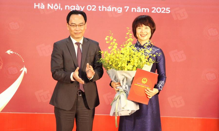 Thứ trưởng Bộ GD&ĐT Hoàng Minh Sơn trao Quyết định công nhận Hiệu trưởng Trường Đại học Ngoại thương nhiệm kỳ 2020 – 2025 với PGS.TS Phạm Thu Hương.