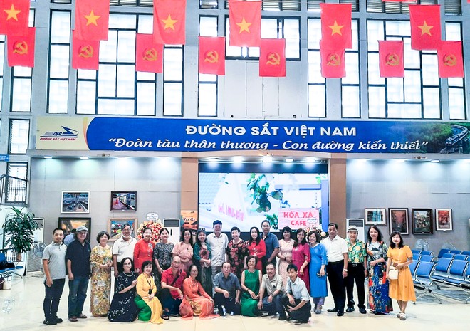 Các họa sĩ thuộc câu lạc bộ sáng tác đề tài Xây dựng Tổ quốc