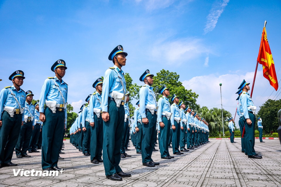 Buổi sáng, thời gian luyện tập từ 6 giờ 15 phút đến 10 giờ 15, giữ nguyên tư thế