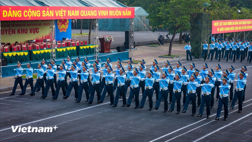 Tại Sơn Tây (Hà Nội), các khối đi, khối đứng của Quân chủng Phòng không-Không quân luyện tập với tinh thần quyết tâm cao đạt đội hình đều, đẹp, khí thế nhất trong ngày đại lễ. (Ảnh: Hoài Nam/Vietnam+)