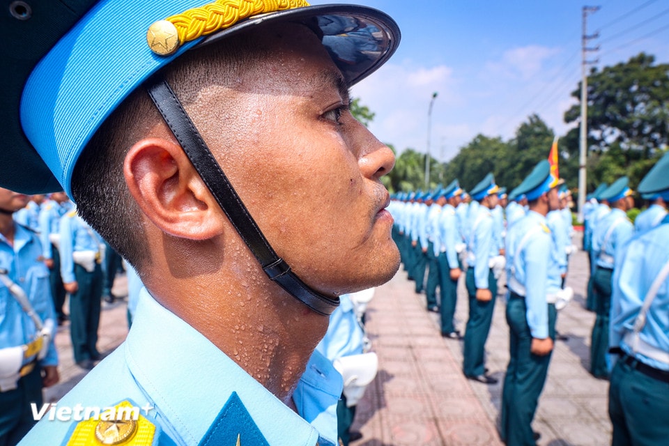 Các chiến sỹ sẽ giữ nguyên tư thế nghiêm bất kể có tác động gì từ bên ngoài. (Ảnh: Hoài Nam/Vietnam+)