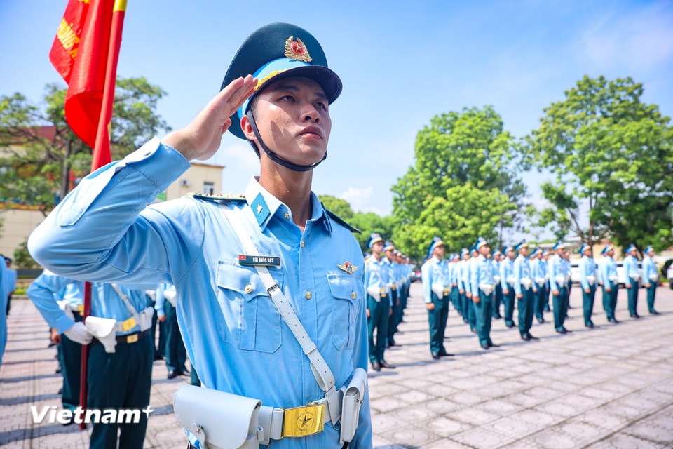 Nhiều chiến sỹ chia sẻ việc đứng im hàng giờ đồng hồ trong một tư thế nghiêm là một thách thức lớn. (Ảnh: Hoài Nam/Vietnam+)