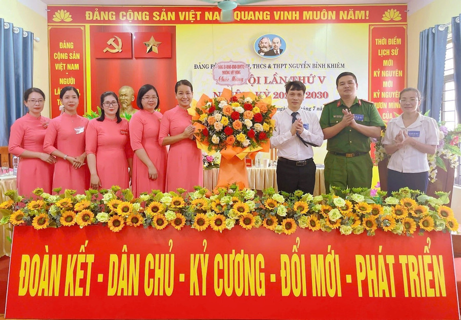 Ảnh: Đại hội Đảng bộ Trường Nguyễn Bỉnh Khiêm.