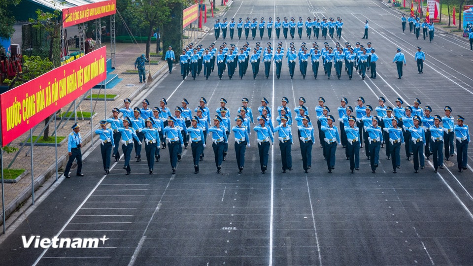 Hơn 2 tháng nay, bất kể thời tiết nắng mưa, các chiến sỹ thuộc Quân chủng Phòng không-Không quân vẫn hăng say luyện tập cho nhiệm vụ diễu binh, diễu hành Lễ kỷ niệm 80 năm Quốc khánh 2/9. (Ảnh: Hoài Nam/Vietnam+)