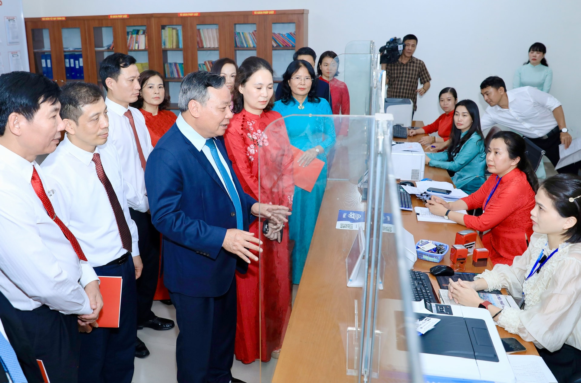 chinh-quyen-1.jpg