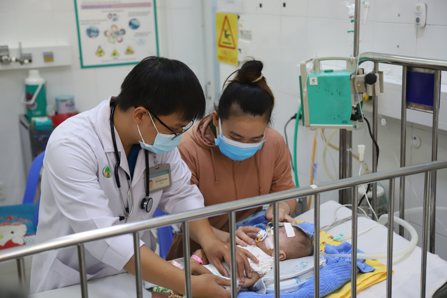 Bác sĩ khám, chữa bệnh tại Bệnh viện Nhi đồng 2.