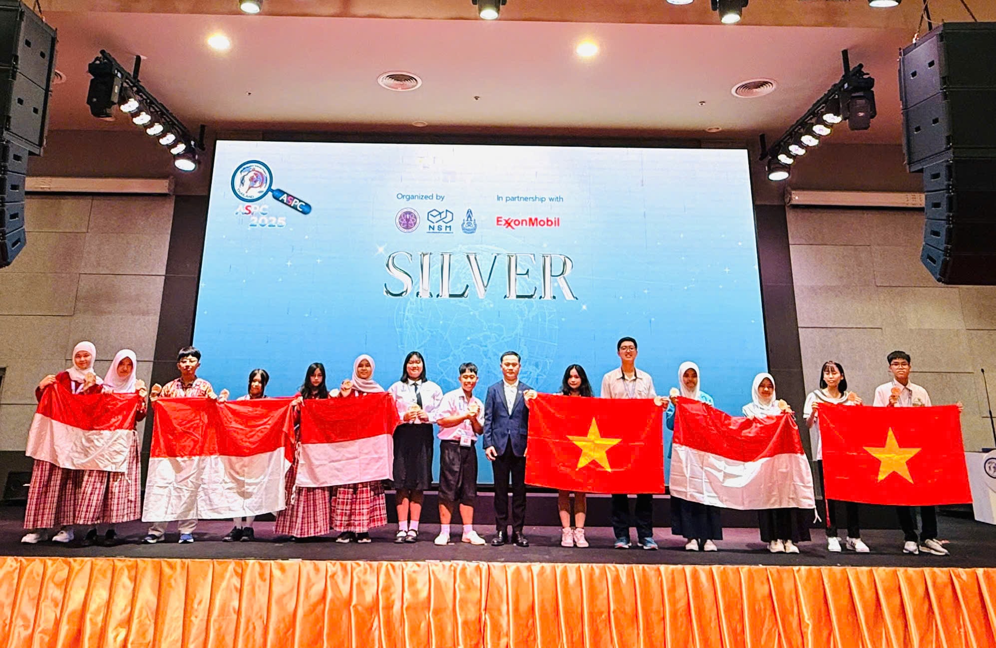 Học sinh Việt Nam nhận Huy chương bạc lĩnh vực Sinh học