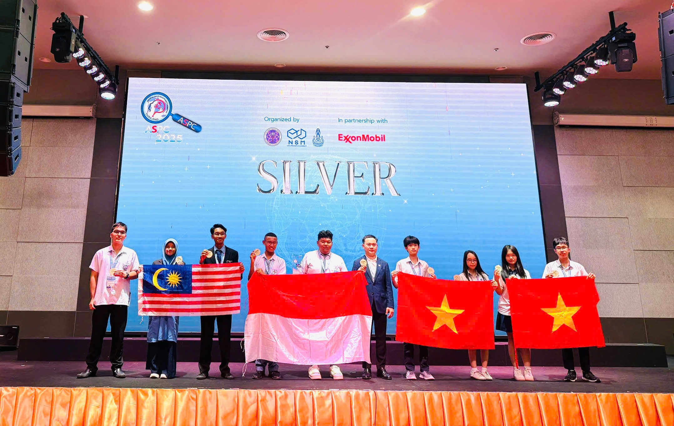 Học sinh Việt Nam nhận Huy chương bạc lĩnh vực Khoa học ứng dụng