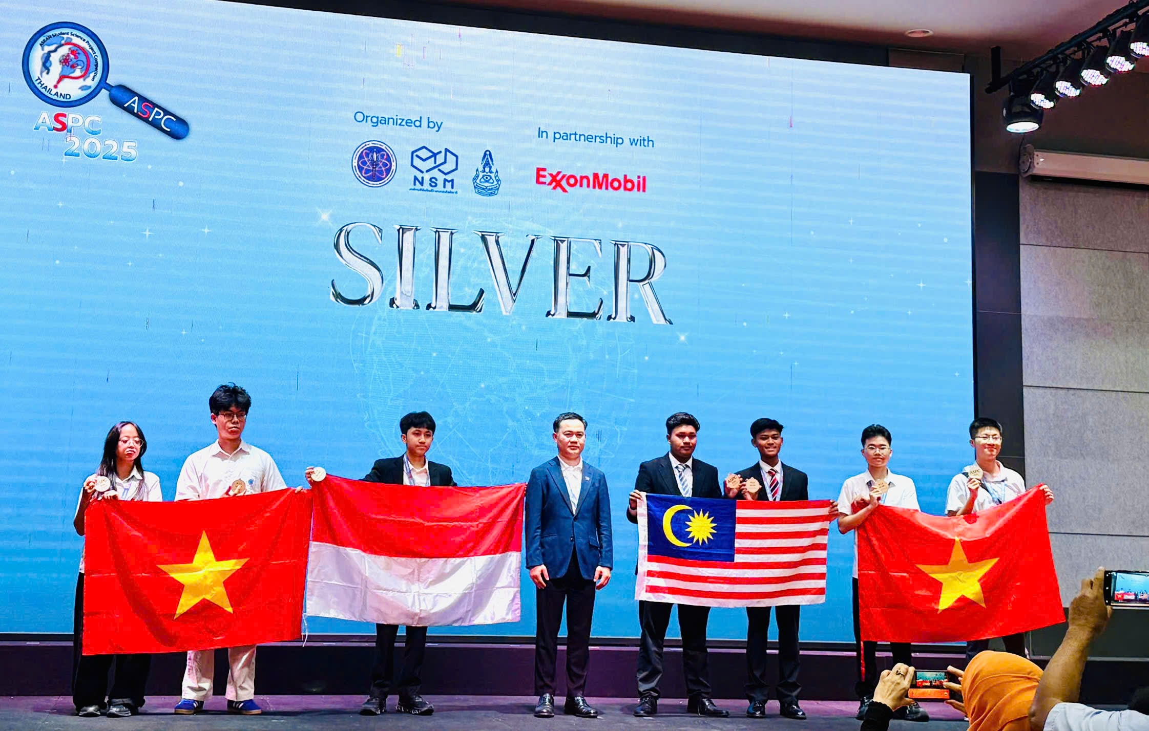 Học sinh Việt Nam nhận Huy chương bạc lĩnh vực Vật lý