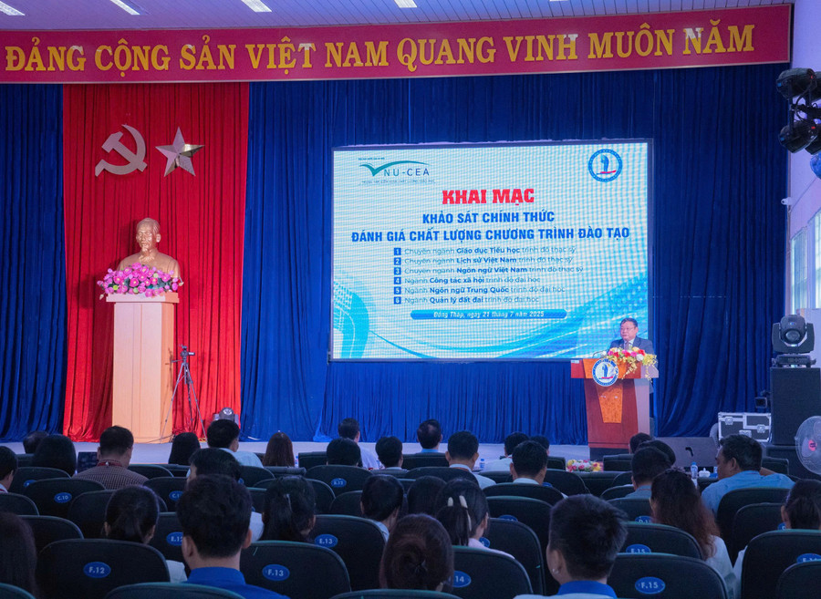 Quang cảnh lễ khai mạc đợt khảo sát chính thức đánh giá chất lượng 6 chương trình đào tạo. dhdt-khai-mac-danh-gia-3.jpg