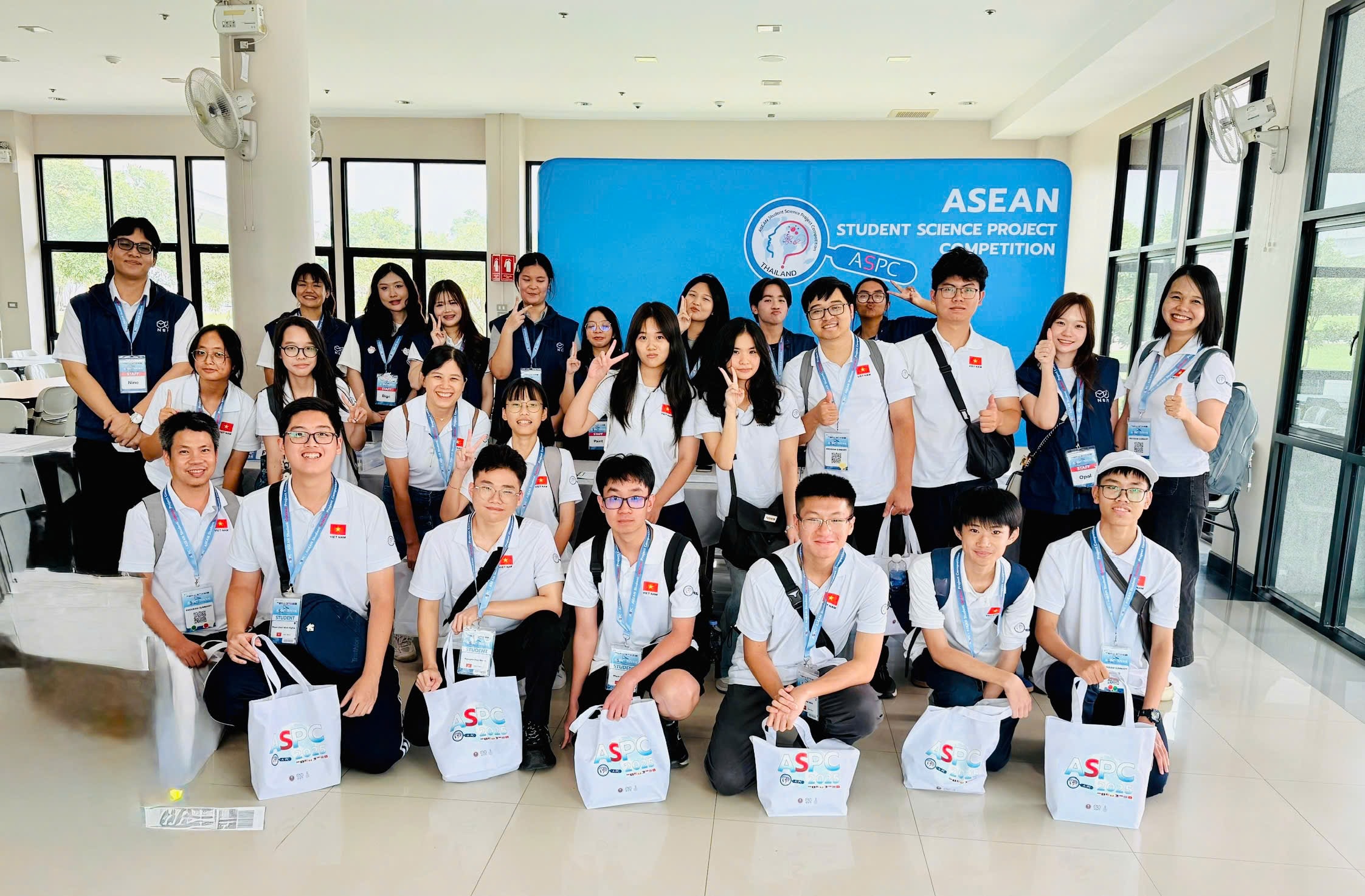 Đoàn Việt Nam và các bạn tình nguyện viên Thái Lan trong ngày đầu chcuộc thi_15_7_2025