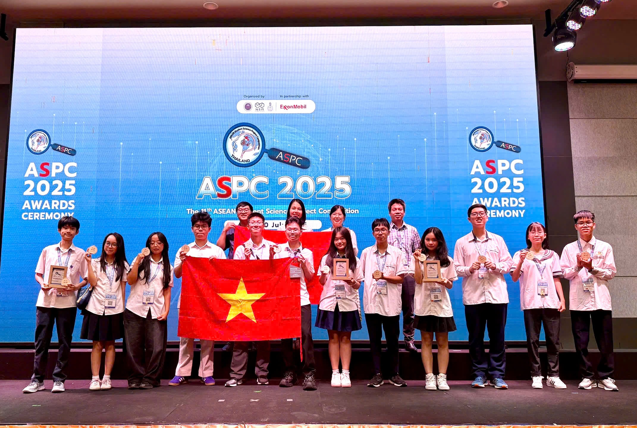 Thầy Cô cùng 12 học sinh Việt Nam trong niềm vui khi nhận giải thưởng cuộc thi ASPC 2025_19_7_2025
