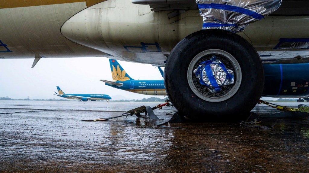 Bảo đảm an toàn cơ sở hạ tầng, thiết bị hàng không trước ảnh hưởng của thiên tai. Ảnh: TL.