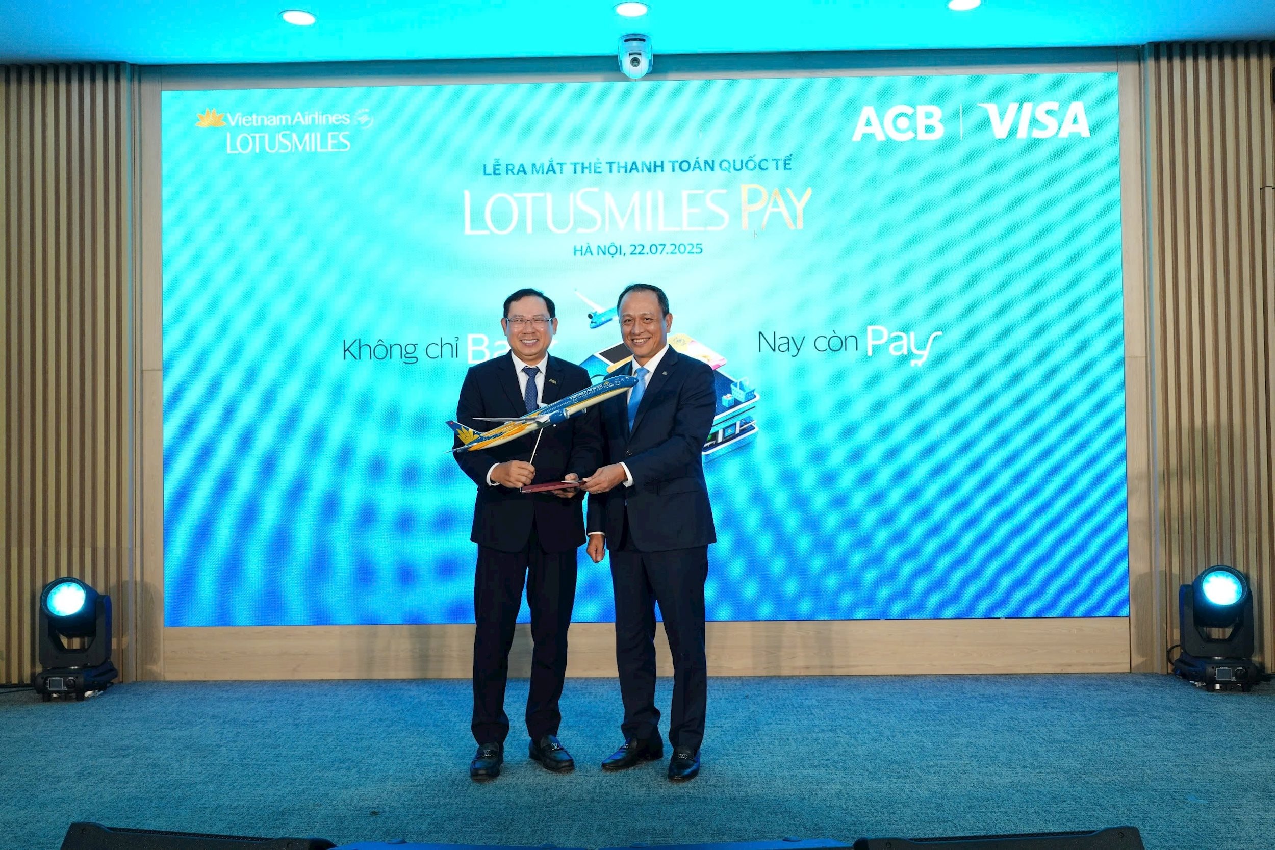 6. Tổng giám đốc Vietnam Airlines Lê Hồng Hà tặng quà lưu niệm cho ông Từ Tiến Phát, Tổng Giám đốc Ngân hàng TMCP Á Châu (ACB)