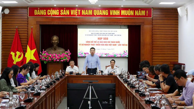 Ông Nguyễn Anh Vũ, Tổng biên tập Báo Văn hoá, Phó trưởng Ban Tổ chức giải phát biểu tại cuộc họp báo