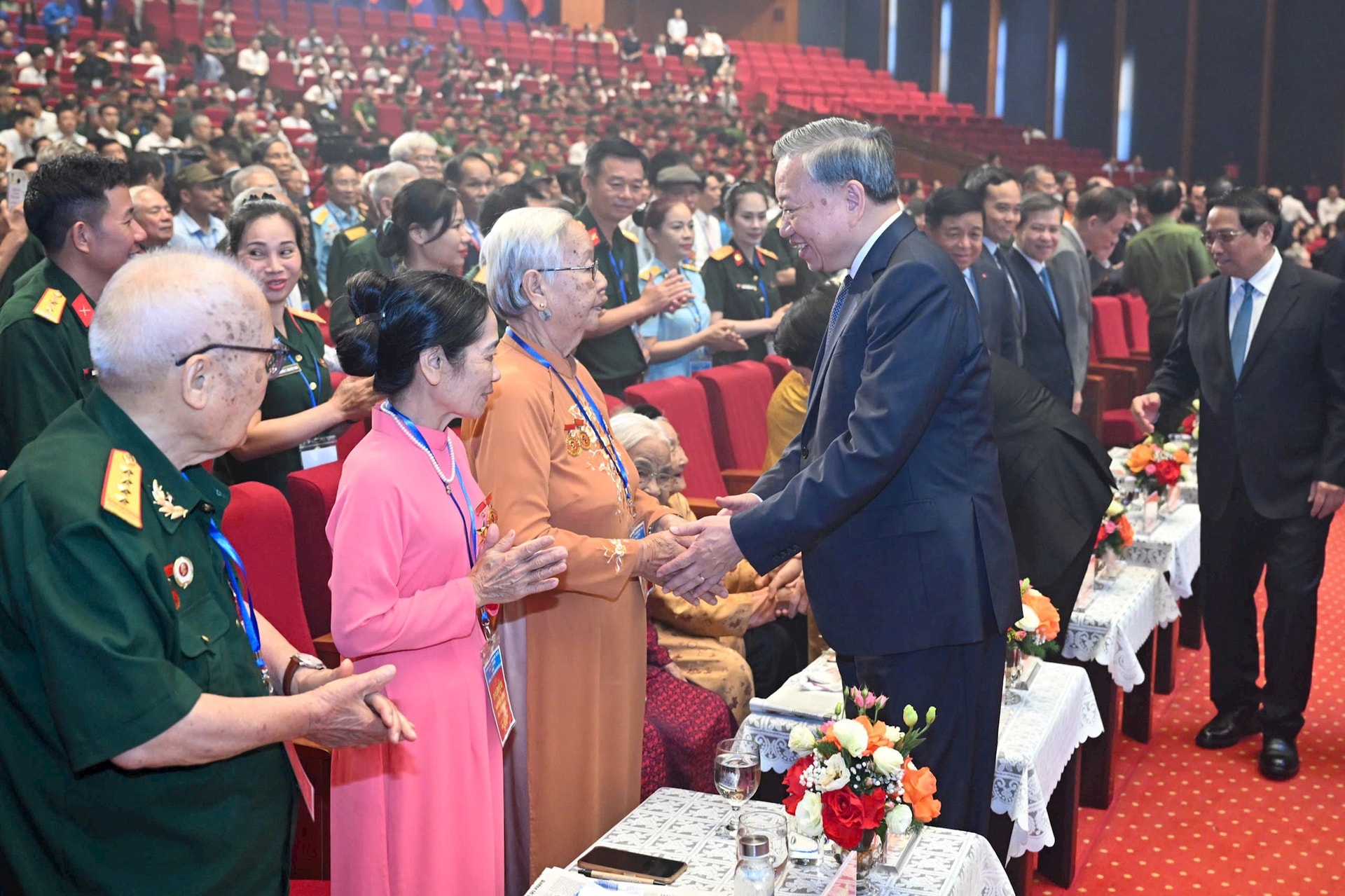 Tổng Bí thư Tô Lâm với đại biểu Bà mẹ Việt Nam anh hùng tại cuộc gặp mặt. Ảnh: Nhật Nam