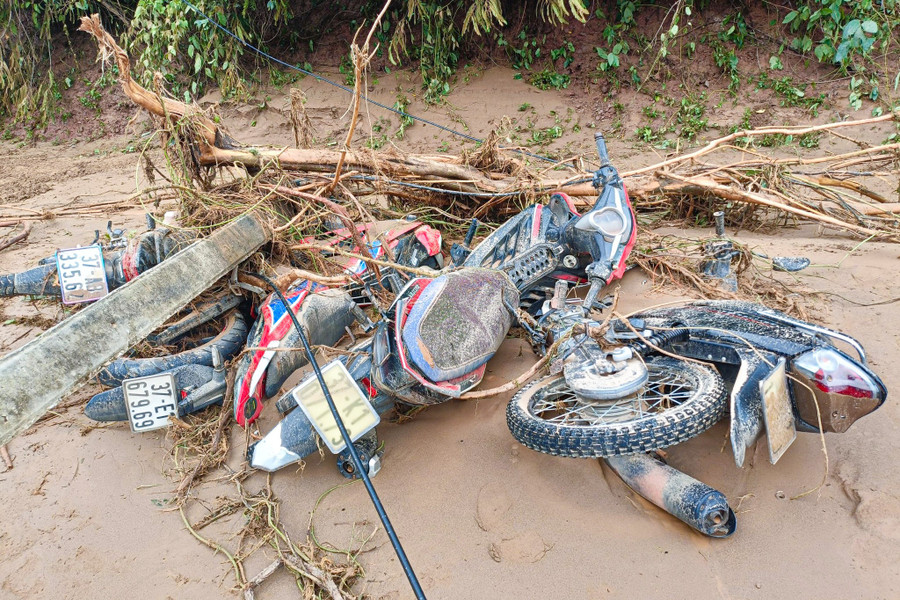 Xe máy của người dân bị lũ cuốn trôi. my-ly-8.jpg