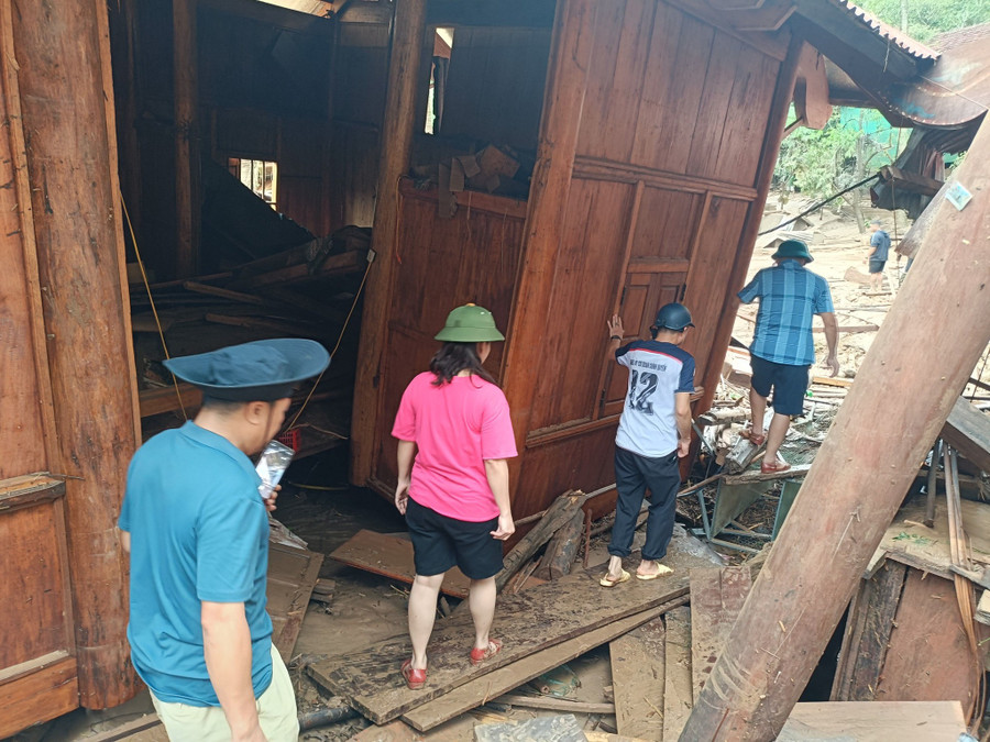 Đến sáng 24/7, do sạt lở, trên địa bàn xã Mỹ Lý vẫn còn nhiều khu vực bị chia cắt, lực lượng chức năng đang cố gắng tiếp cận các bản Nhọt Lợt, Piêng Pèn, Phá Chiến và Huồi Pún. my-ly-11.jpg