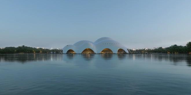 Mái vòm nhà hát Opera Hà Nội trên mặt nước Hồ Tây Mái vòm nhà hát Opera Hà Nội trên mặt nước Hồ Tây