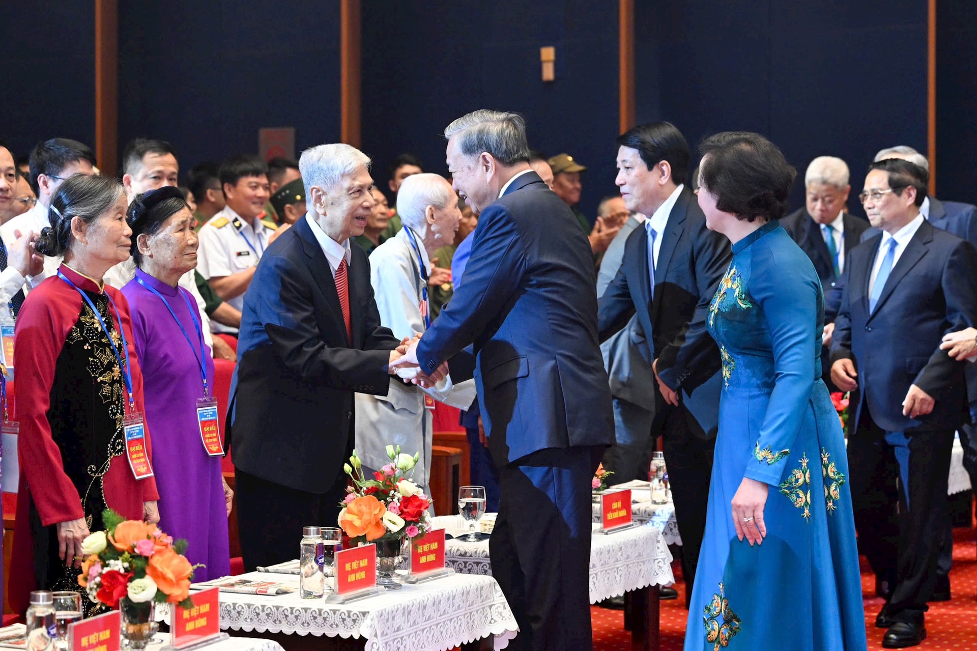 Tổng Bí thư Tô Lâm với Anh hùng lực lượng vũ trang Đặng Quân Thụy. Ảnh: Nhật Nam