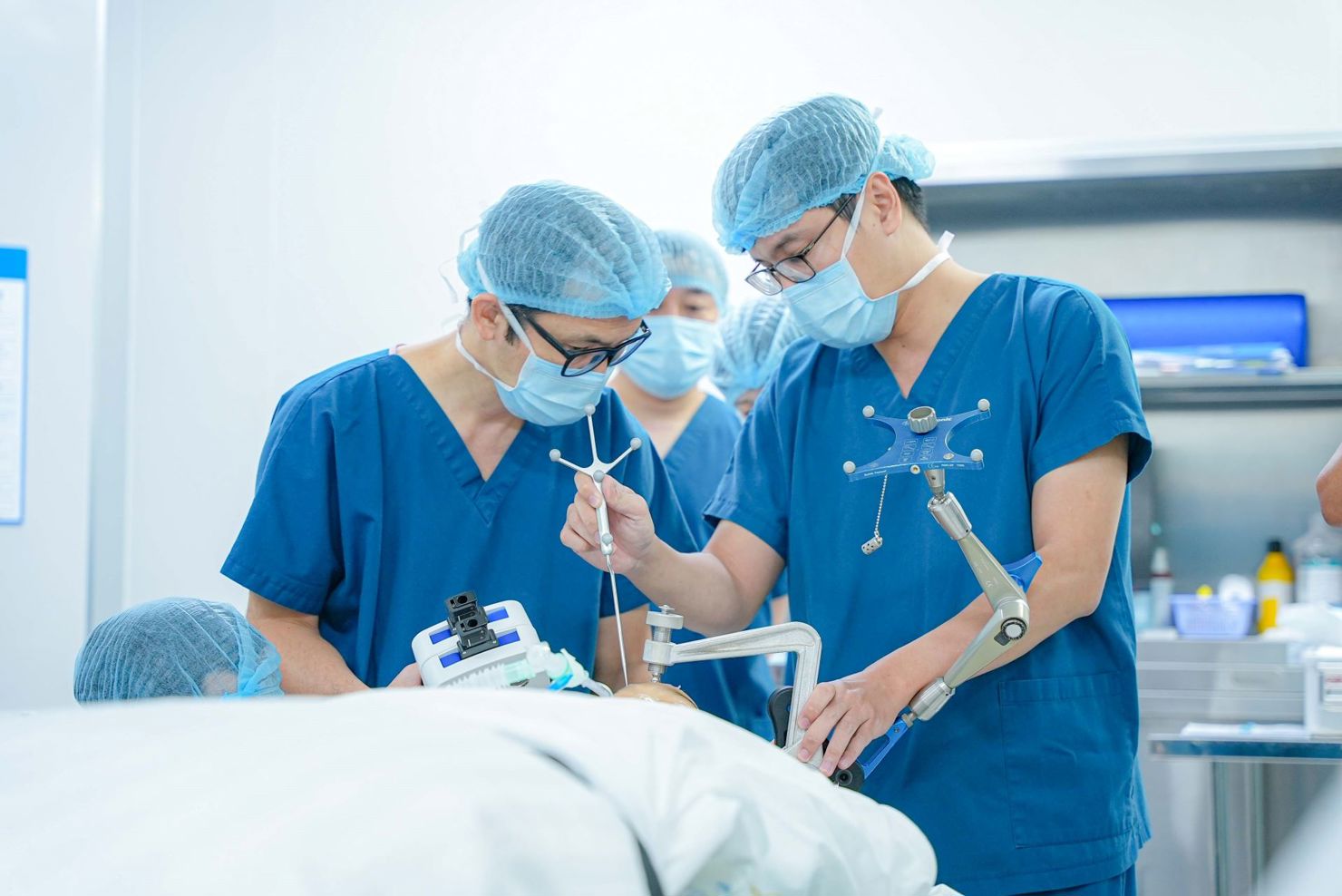 Đội ngũ bác sĩ cài đặt cánh tay Robot AutoGuide trước khi tiến hành đưa điện cực vào nội sọ.