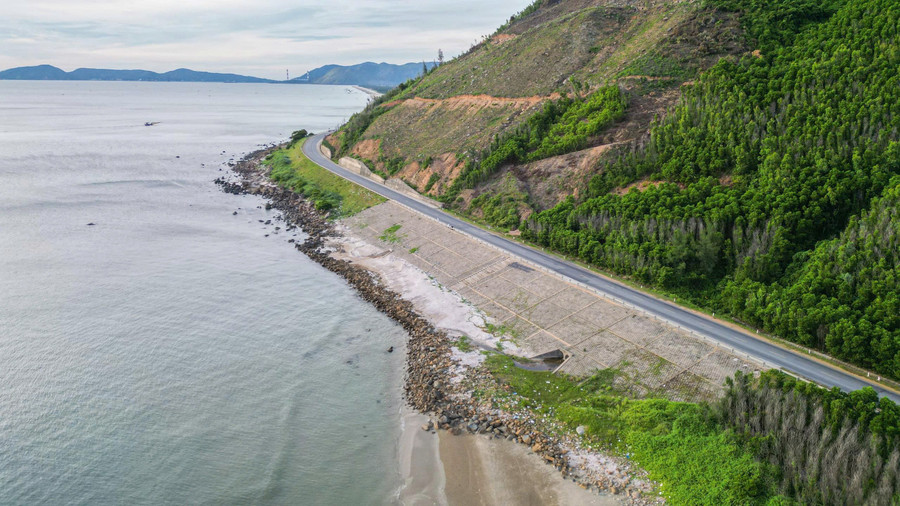 Trên cung đường này, đoạn qua biển Kỳ Ninh không khỏi khiến nhiều người trầm trồ bởi vẻ đẹp thiên nhiên hoang sơ. img-9197.jpg