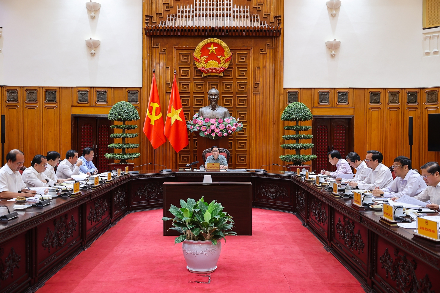 Thủ tướng chủ trì cuộc họp xây dựng trường nội trú. Ảnh: VGP