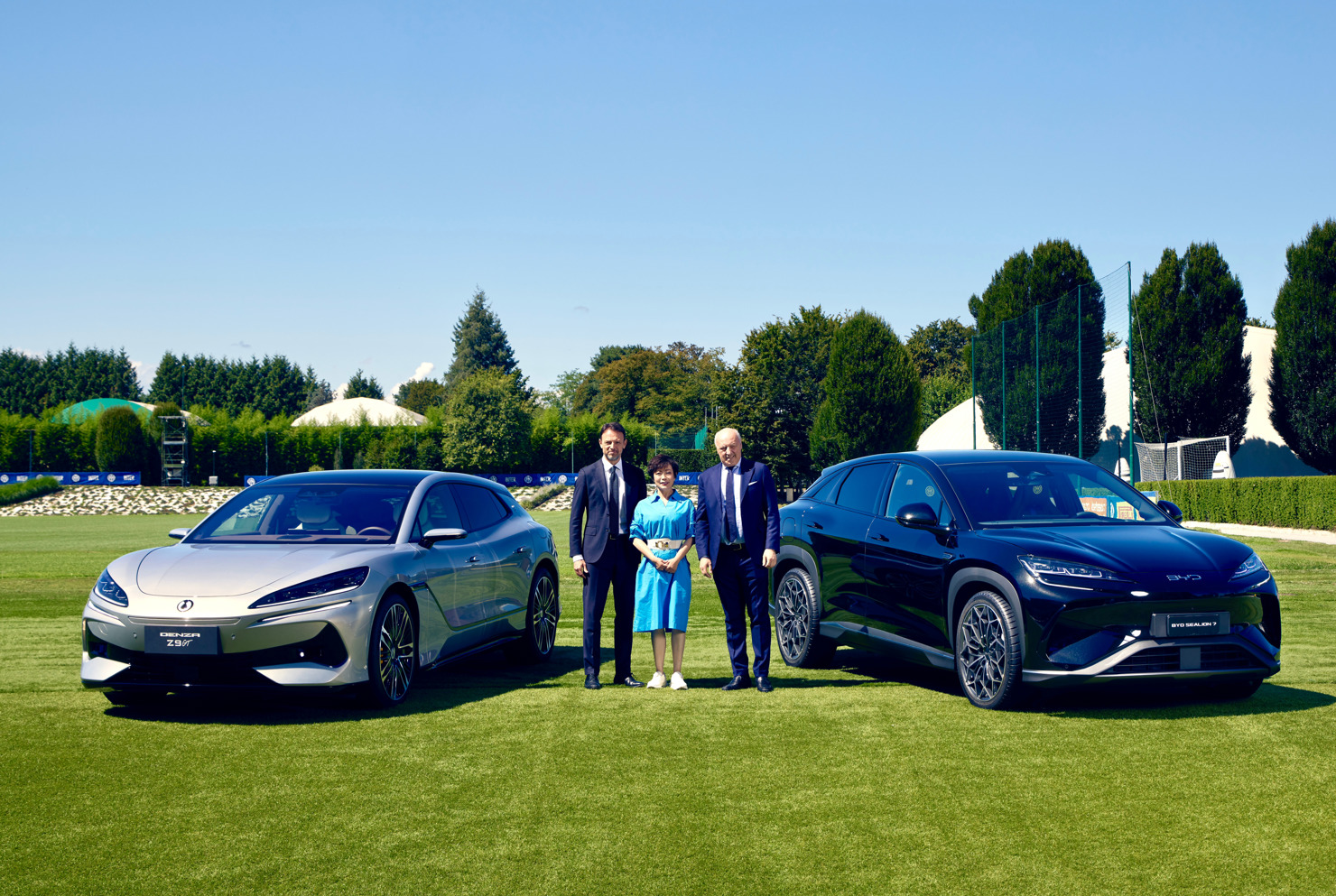 BYD, thương hiệu đã bán hơn 4,2 triệu xe năng lượng mới trong năm 2024 (tăng 41% so với năm 2023) và đạt mốc hơn 2 triệu xe chỉ trong nửa đầu năm 2025. Những con số ấn tượng này phản ánh tốc độ phát triển mạnh mẽ, khẳng định vị thế dẫn đầu toàn cầu của BYD trong lĩnh vực ô tô xanh.