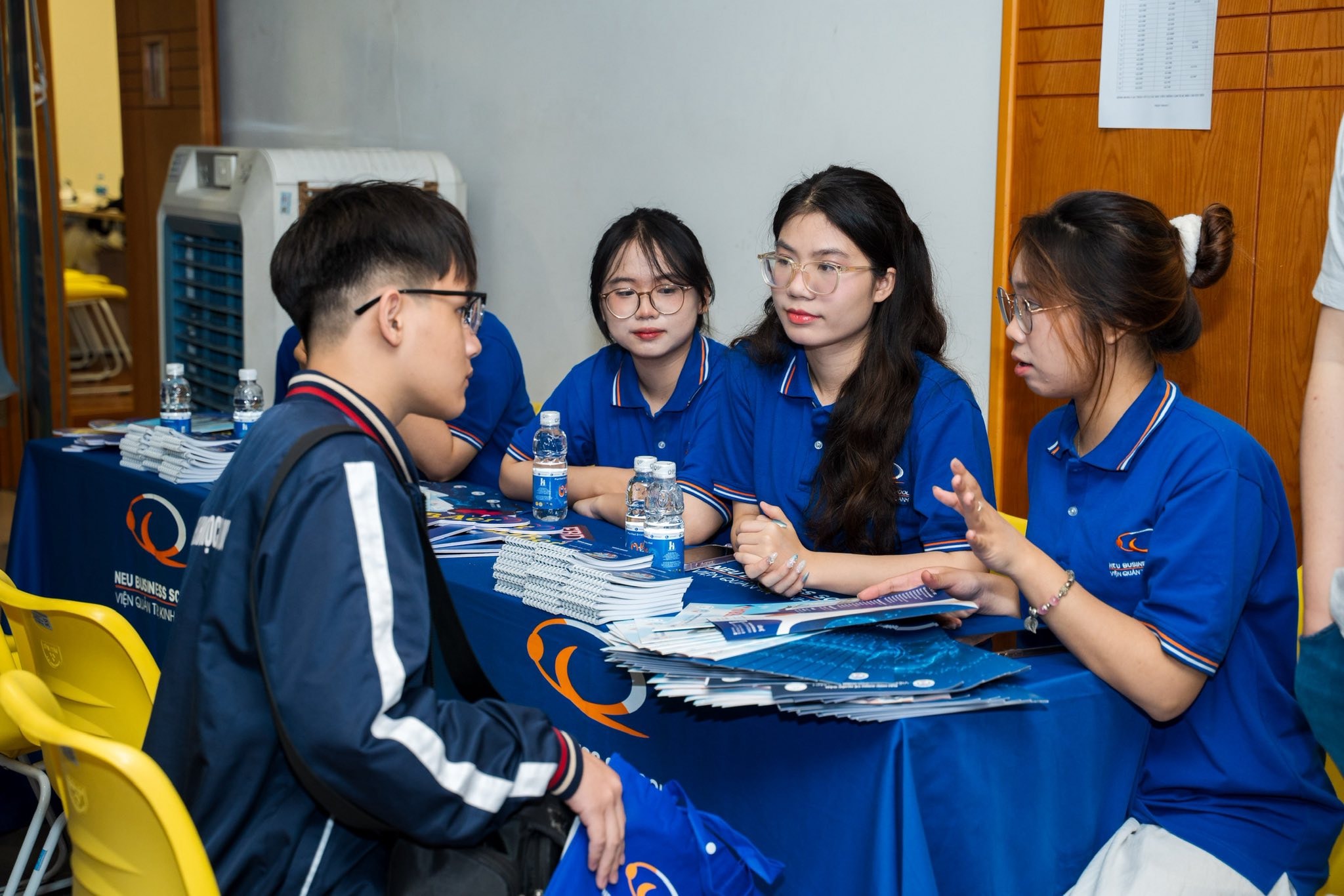 Xét tuyển dựa vào điểm thi tốt nghiệp THPT năm 2024 và xét tuyển kết hợp theo thông tin tuyển sinh của ĐH Kinh tế Quốc dân: 97%