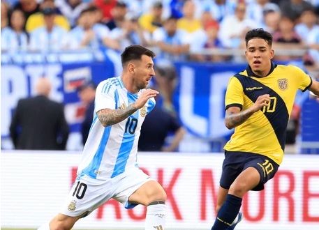 Kendry Paez (váo vàng) được kỳ vọng sẽ vượt mặt huyền thoại Messi trong tương lai.