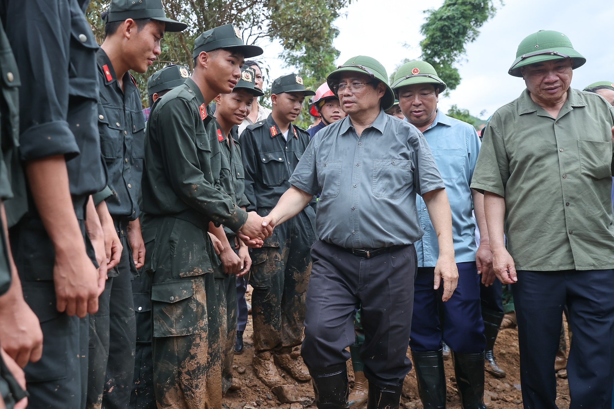 Thủ tướng: Làm mọi cách nhanh nhất có thể ổn định đời sống người dân vùng lũ- Ảnh 8.