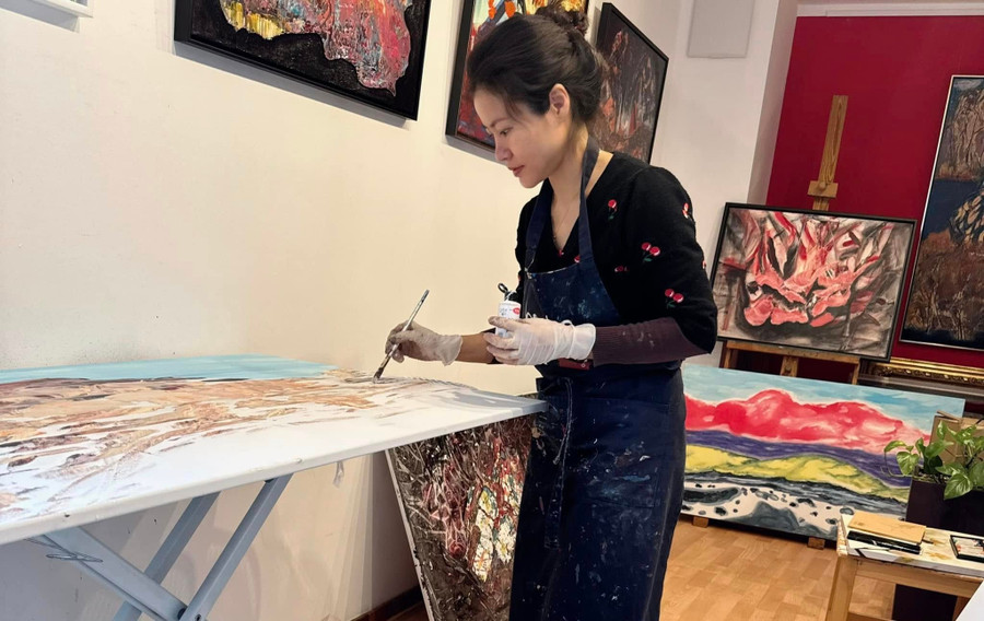 Họa sĩ Đoàn Quỳnh Như từng thử nghiệm nhiều chất liệu màu nước, tempera, gouache và acrylic trên giấy, trên canvas và trên gỗ. vu-dieu-thien-nhien-trong-hoi-hoa-cua-doan-quynh-nhu-3.jpg