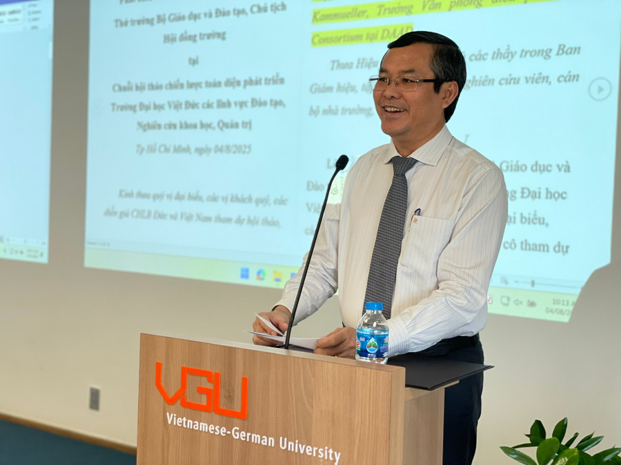 Thứ trưởng Bộ GD&ĐT Nguyễn Văn Phúc phát biểu tại hội thảo. Ảnh: Hà An.