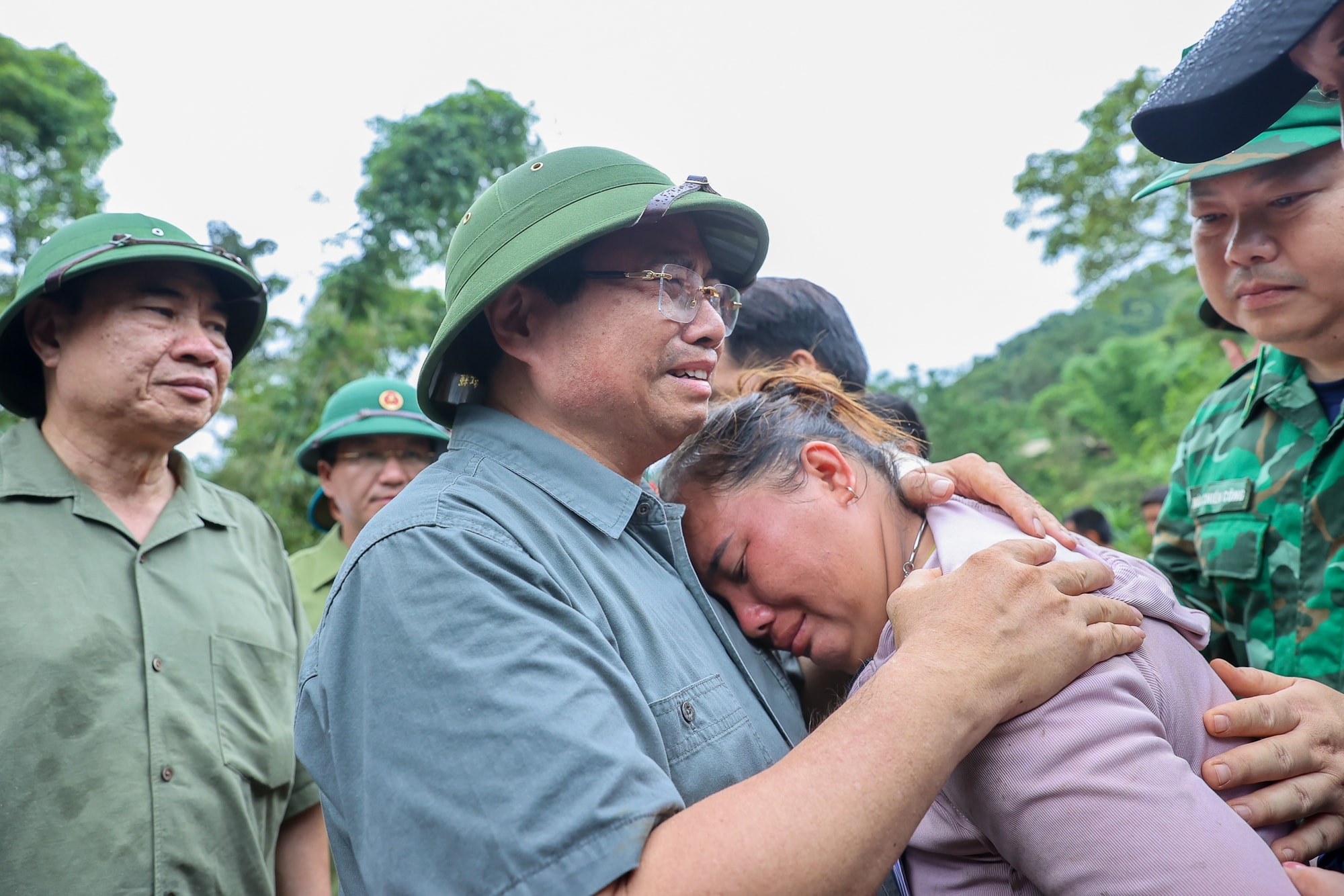Thủ tướng: Làm mọi cách nhanh nhất có thể ổn định đời sống người dân vùng lũ- Ảnh 9.