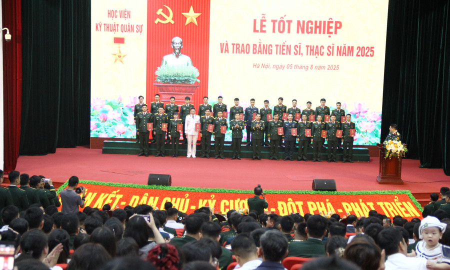 Tân tiến sĩ, thạc sĩ nhận bằng tốt nghiệp từ Học viện Kỹ thuật quân sự - sáng 5/8.