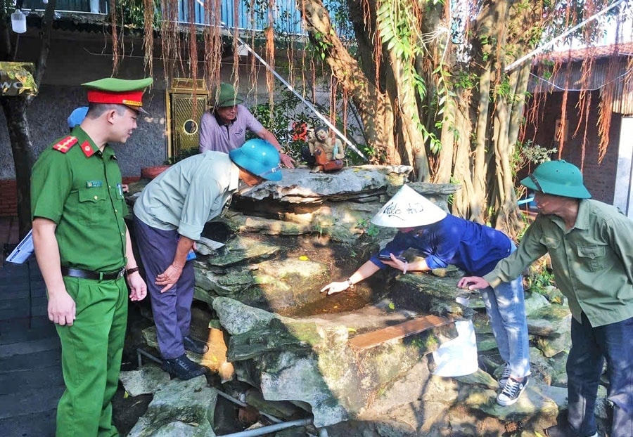 Tăng cường diệt bọ gậy là một giải pháp hiệu quả phòng, chống sốt xuất huyết. Ảnh: Trang Thu