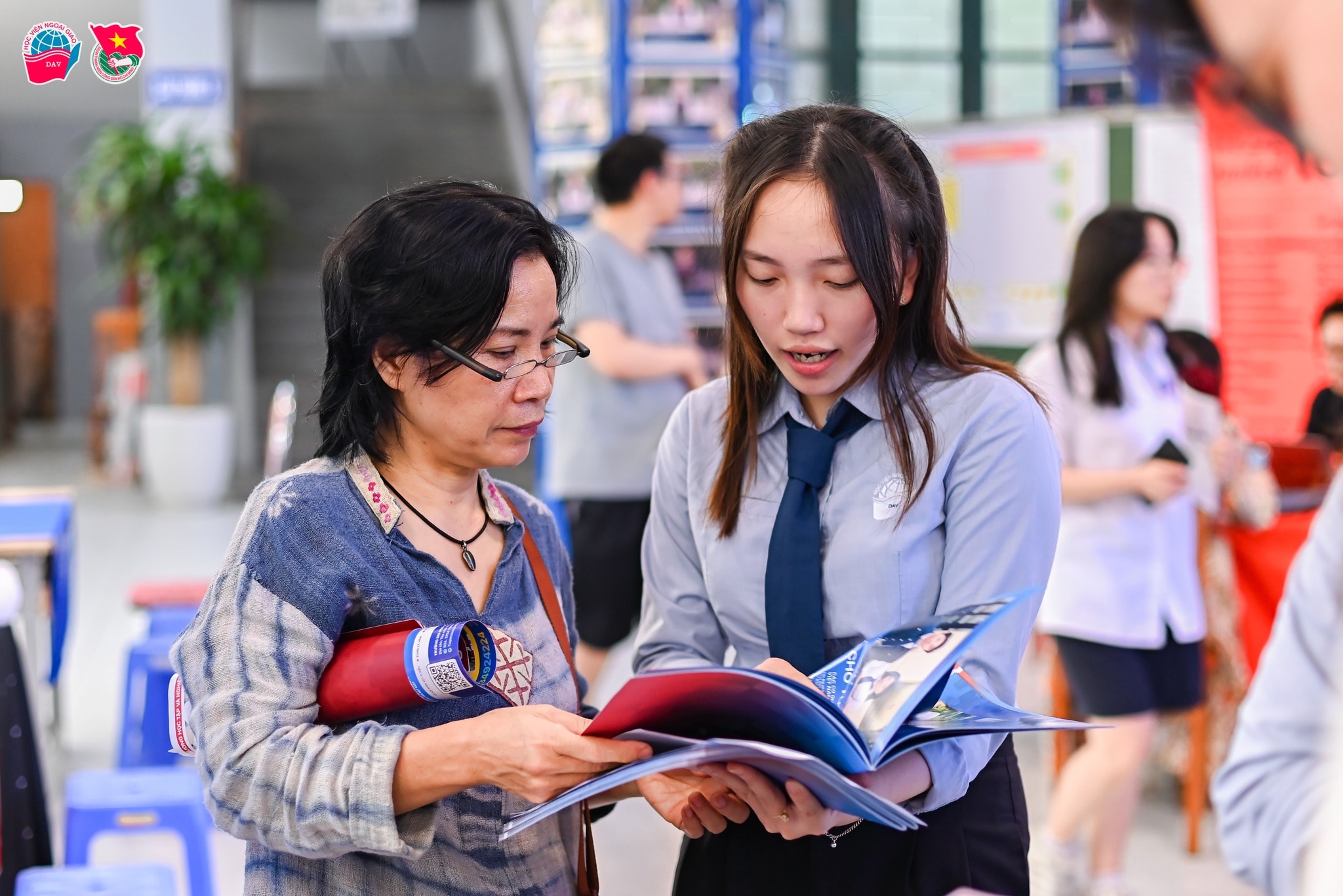 Trường cho biết điểm xét của tổ hợp C00 cao hơn tổ hợp D01 ba điểm, căn cứ đối sánh phổ điểm thi, bách phân vị một số tổ hợp và kết quả học tập của sinh viên các khóa trước.