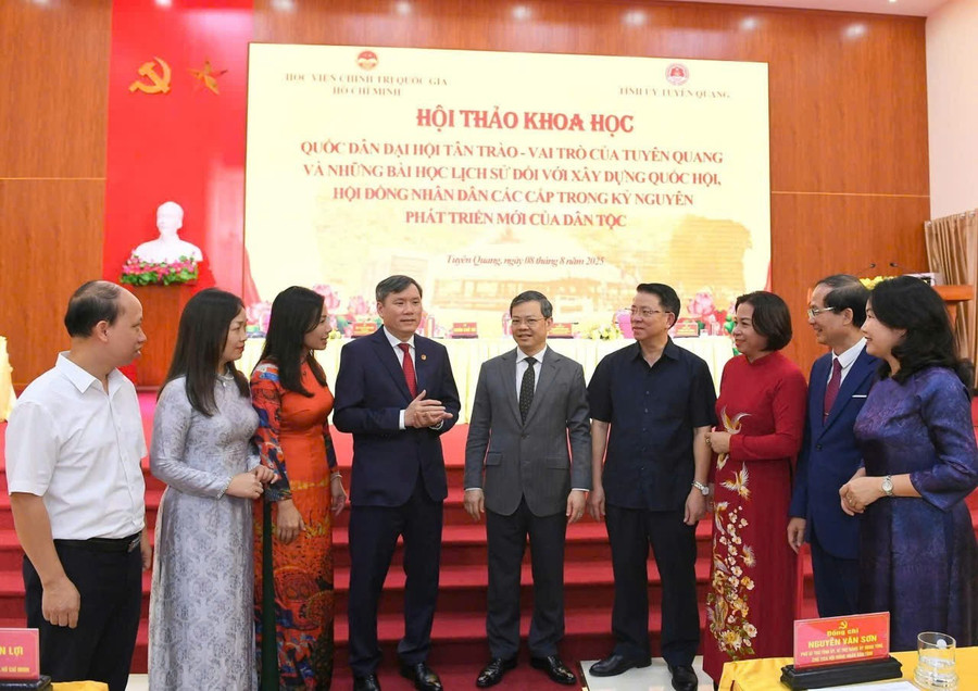Các đại biểu thảo luận bên lề Hội thảo khoa học.