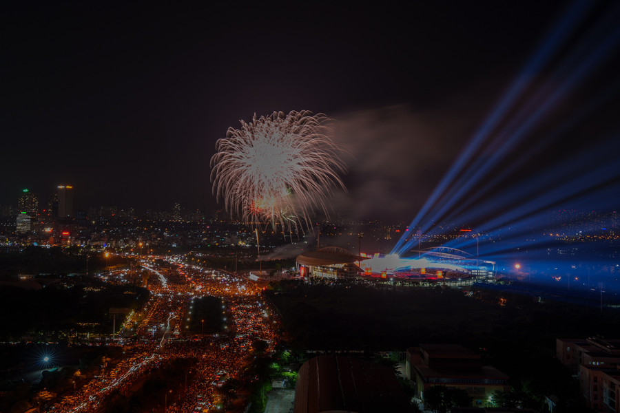 Bức tranh ánh sáng trên trời Hà Nội, từng đợt pháo như những bông hoa nở rộ, điểm tô đêm hội. dsc04376.jpg