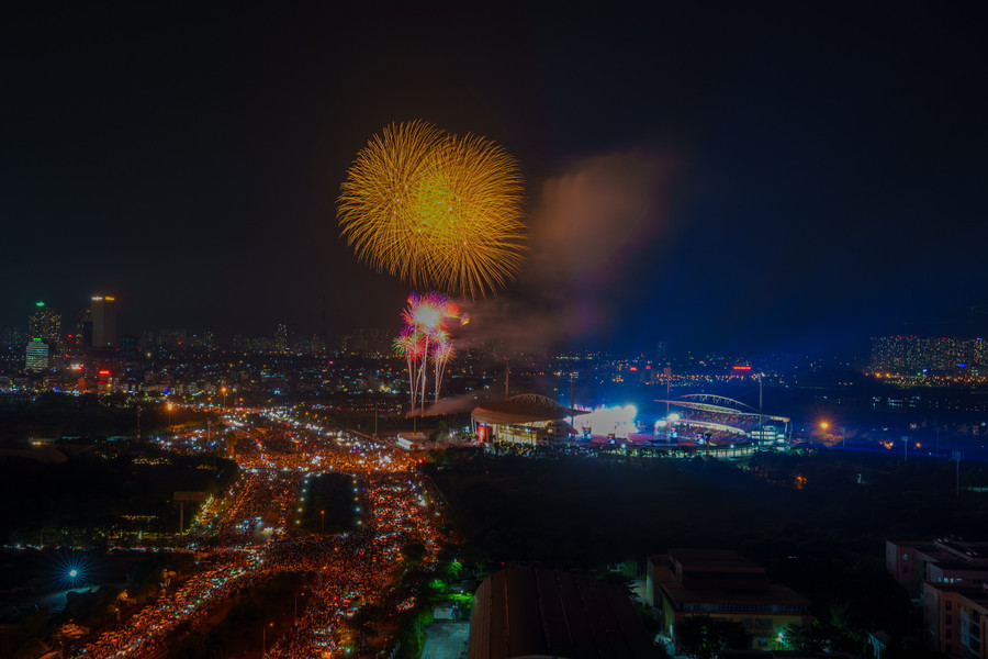 Người dân và du khách tập trung từ sớm, háo hức chờ đợi khoảnh khắc pháo hoa rực sáng bầu trời Hà Nội. dsc04361.jpg