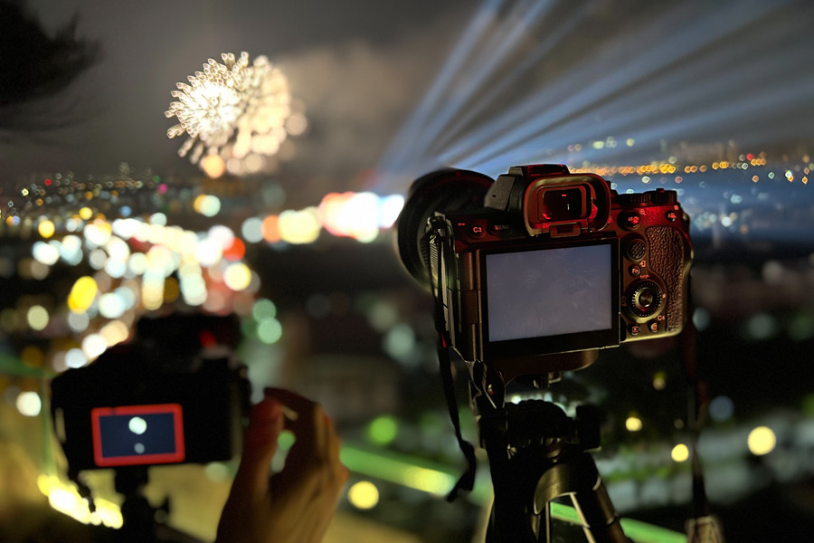 Người dân và du khách thích thú tìm những điểm cao để quan sát và chụp ảnh, ghi hình màn trình diễn pháo hoa nghệ thuật đặc sắc. img-4425.jpg