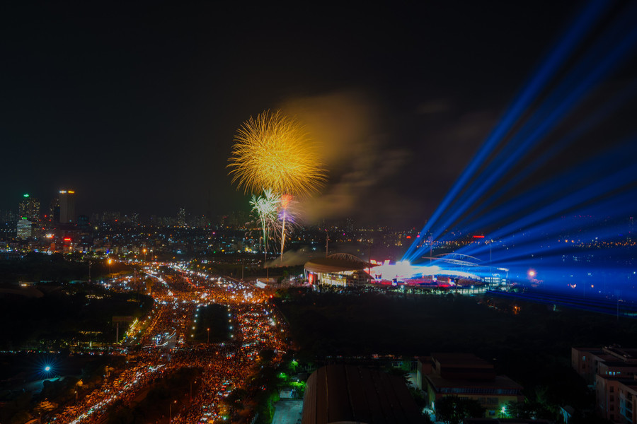 Những loạt pháo vẽ nên bức tranh ánh sáng trên nền trời đêm. dsc04374.jpg