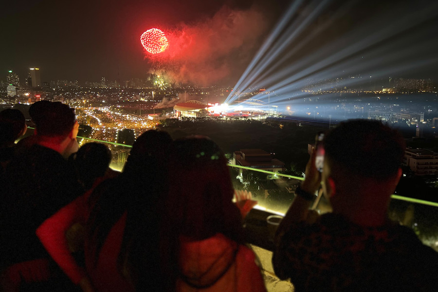 300 quả pháo hoa tầm cao tung cánh rực rỡ, lan tỏa sắc màu đỏ, vàng, xanh… tượng trưng cho niềm tự hào dân tộc. img-4421.jpg