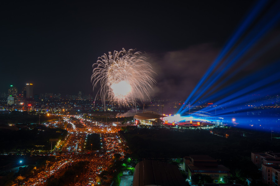 Nơi bố trí trận địa pháo hoa, ngay bên cạnh sân khấu chính của đêm diễn. dsc04377.jpg