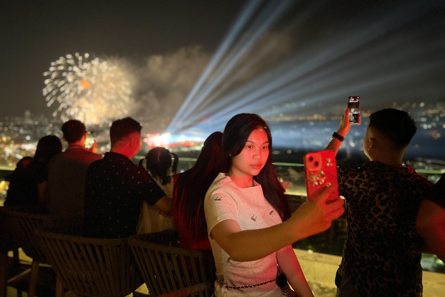 Các bạn trẻ thích thú chụp ảnh cùng với những giàn pháo hoa khoe sắc trên bầu trời Hà Nội. img-4426.jpg